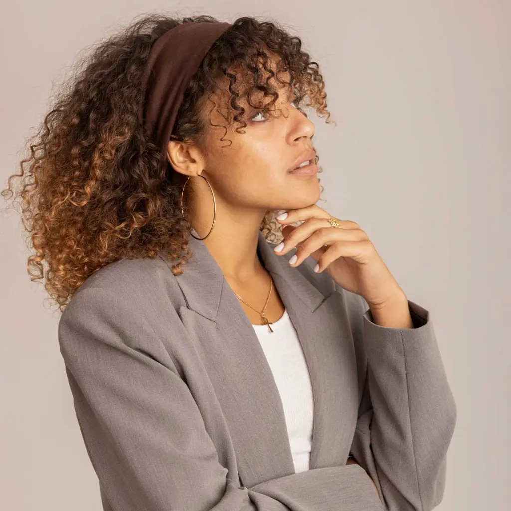 Braunes Haarband. Studioaufnahme.