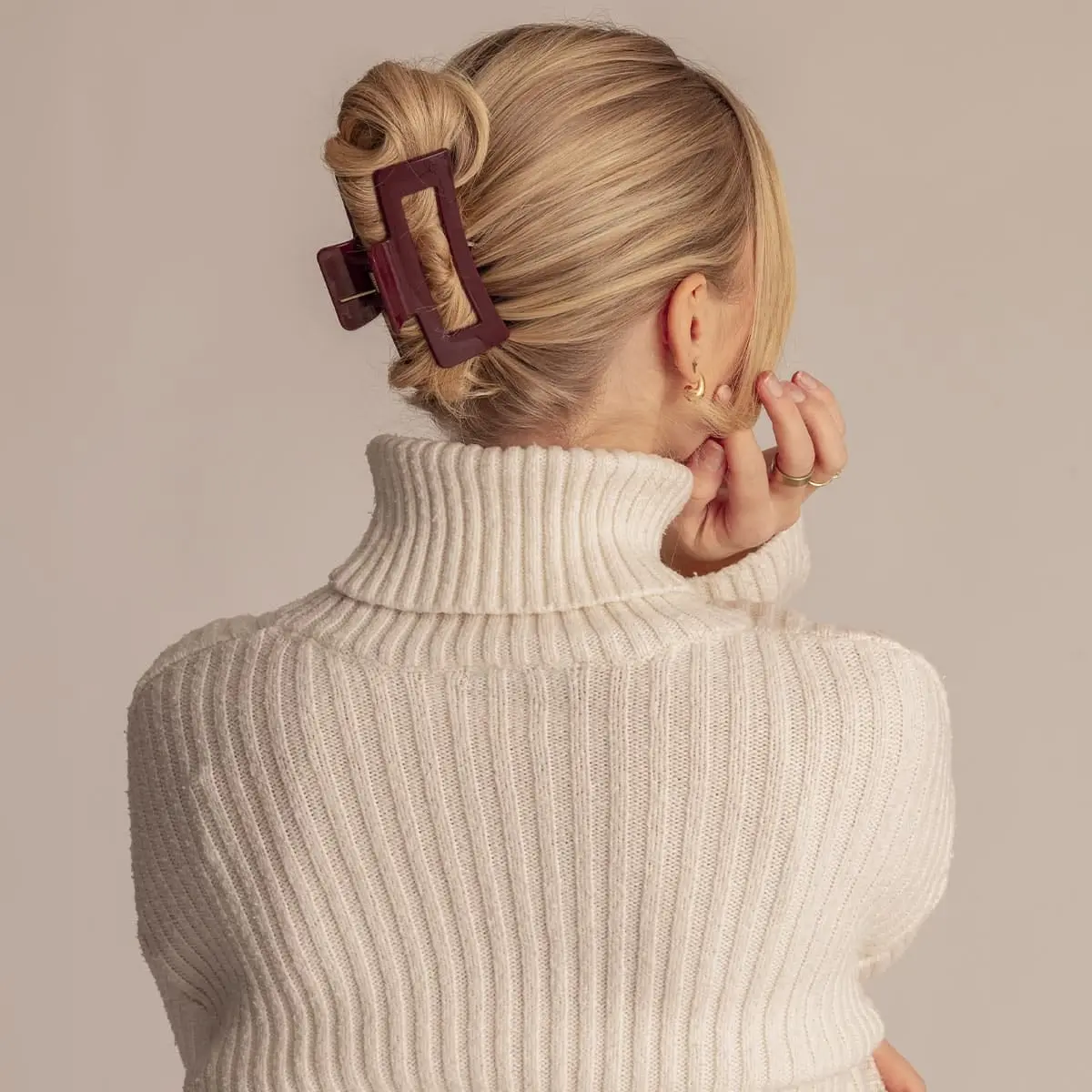 Studiobild einer glänzenden, bordeauxroten Haarspange in großer Größe.