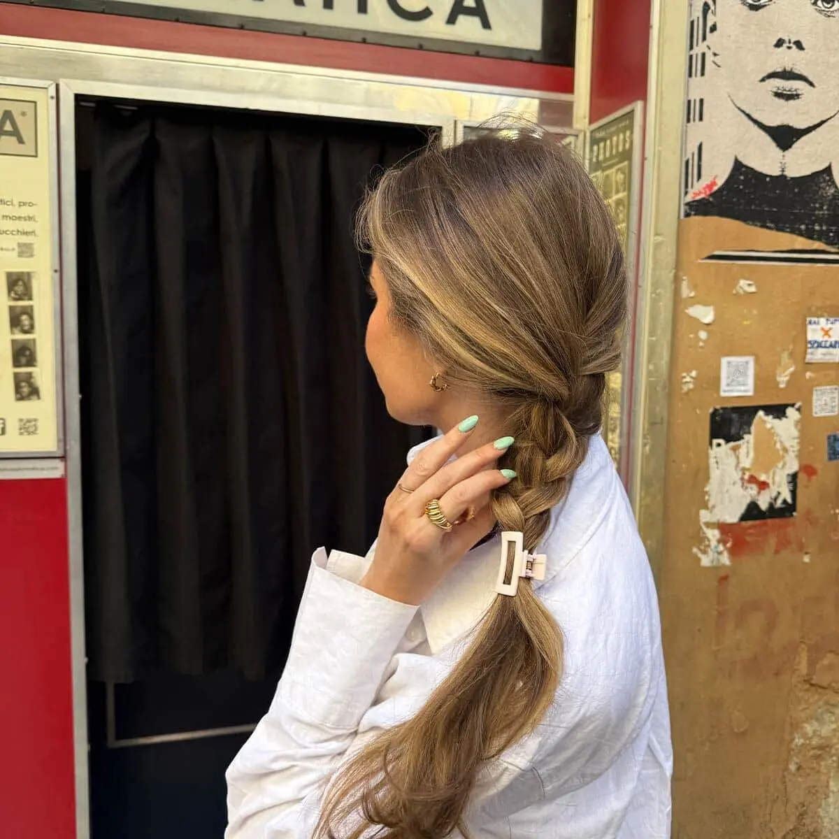 Mini-Haarspange in mattem pastellrosa – gesteckt in einem Zopf bei dünnem Haar.